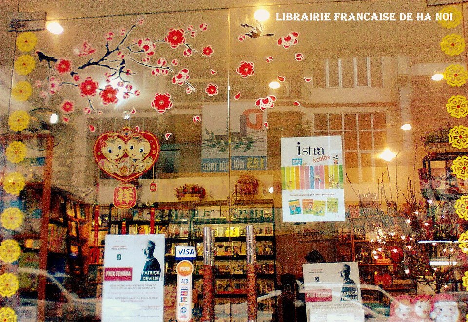 DÉCORATION DE LA LIBRAIRIE FRANCAISE DE HANOI POUR LE TÊT 